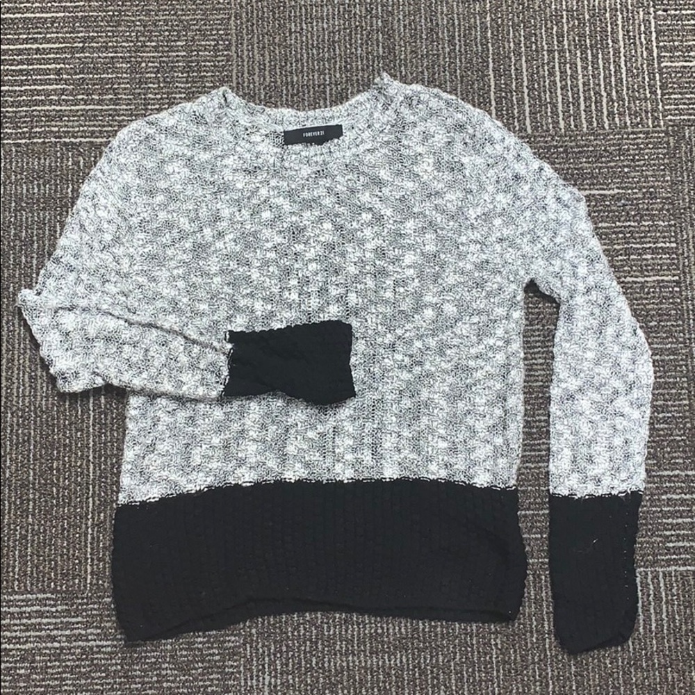 Cute knit sweater from Forever 21 in size medium!